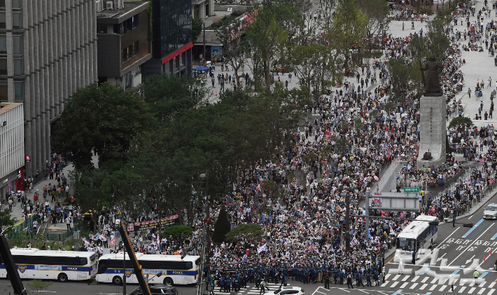 15일 오후 서울 광화문역사거리 일대에서 '8.15 자유통일 일천만 국민대회'가 열리고 있다. 황진환 기자