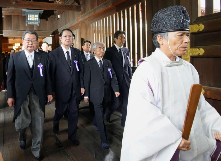 우익 성향의 일본 의원들이 광복절인 15일 일제 침략전쟁의 상징인 야스쿠니(靖國)신사를 집단 참배하고 있다. 연합뉴스