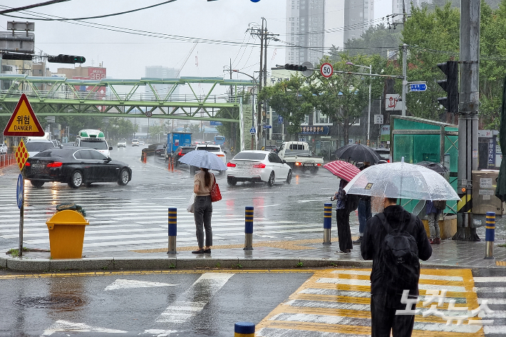 16일 부산지역에 강하고 많은 비가 내릴 것으로 예상된다. 송호재 기자