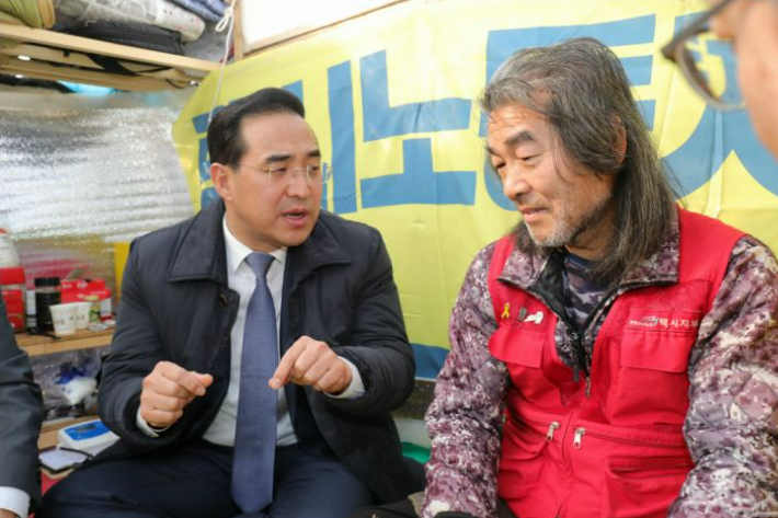 지난 2017년 9월 민주노총 전국공공운수노조 택시지부 김재주 전북지부장의 택시 전액관리제 요구 농성 모습. 김 지부장의 510일 간의 농성 끝에 사납금 폐지의 길이 열렸다. 전북사진기자단 제공