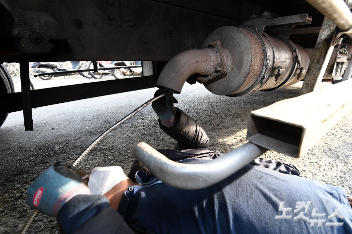 경유차량 매연저감장치 작동여부를 점검하고 있다. 황진환 기자