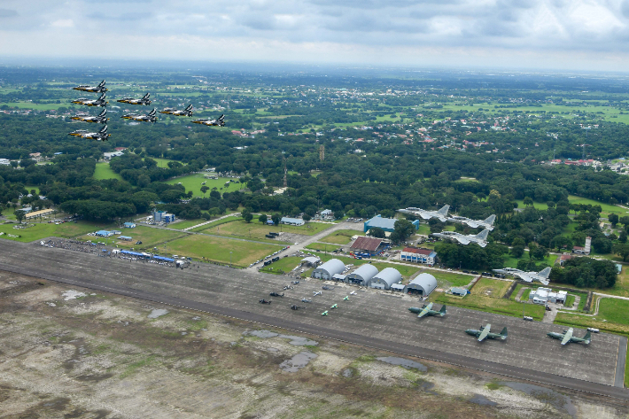 공군 블랙이글스와 필리핀 공군 FA-50PH가 우정비행을 하고 있다. 공군 제공