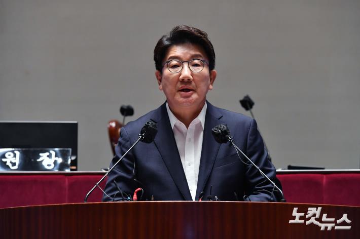 의원총회 발언하는 권성동 원내대표