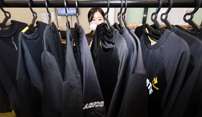 한국소비자원 관계자들이 16일 오전 세종시 정부세종청사에서 소비자 선호도가 높은 12개 브랜드의 스포츠 티셔츠에 대한 품질 및 안전성 등 시험·평가한 결과를 설명하고 있다. 연합뉴스