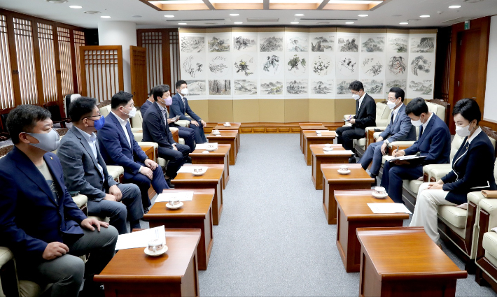 경전선 전철화 사업 관련 16일 순천지역 도의원들이 김영록 지사와 면담을 갖고 있다. 전남도의회 제공