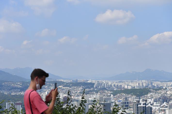 맑은 하늘의 서울