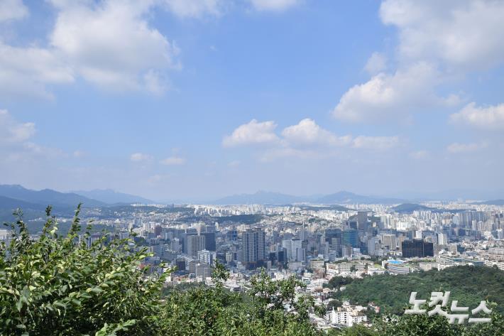 맑은 하늘의 서울 도심