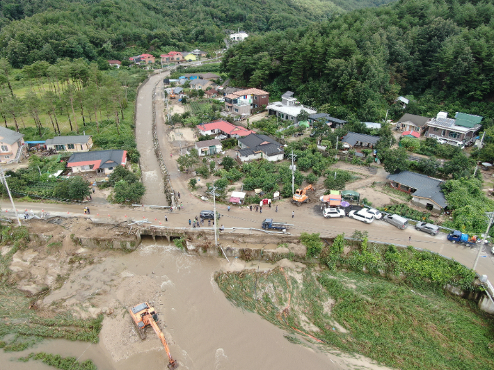 17일 새벽에 내린 게릴라성 폭우로 주택 10채가 침수되고 도로가 유실되는 피해를 입은 강릉 주문진읍 장덕2리. 강릉시 제공