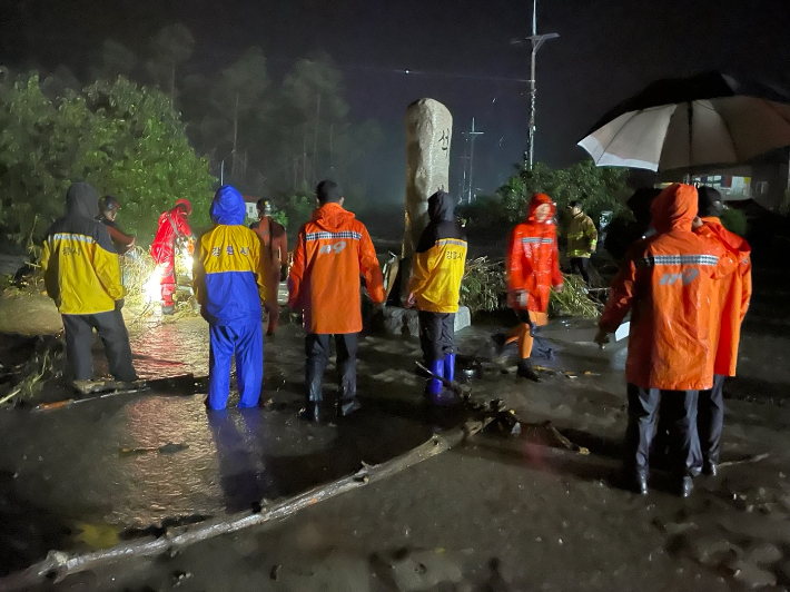17일 새벽에 내린 게릴라성 폭우에 주택 10채가 침수되고 도로가 유실되는 피해를 입은 강릉 주문진읍 장덕2리. 강릉시 제공
