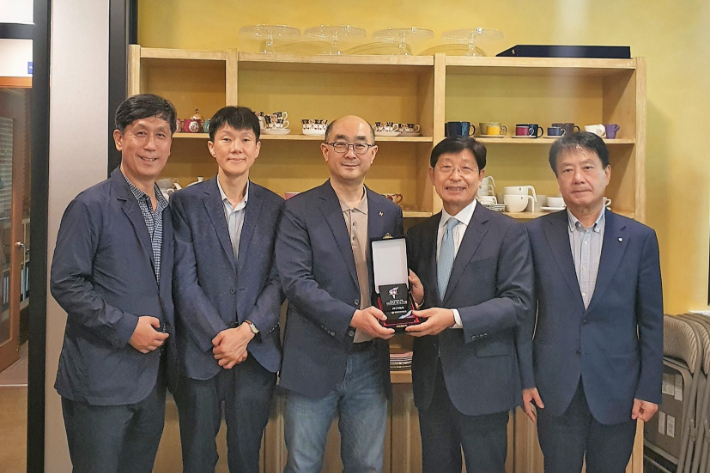 박승호 총장(오른쪽 두번째)이 (주)지핸즈에 우수 산업체 인증패를 전달하고 있다. 계명문화대 제공