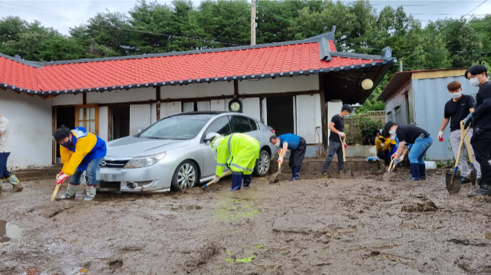 17일 기습적인 폭우에 피해를 입은 강릉 주문진 장덕리의 한 주택에서 복구작업을 벌이는 모습. 강릉시 제공