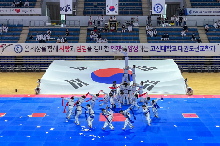지난 11일, 제13회 고신대학교총장배 전국태권도대회 개막식에서 고신대학교 태권도선교학과 시범단이 시범을 진행하고 있다. 