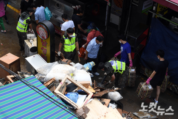 10일 오전 서울 동작구 남성사계시장에서 침수로 피해를 입은 상인들과 군인들이 복구 작업을 하고 있다. 황진환 기자