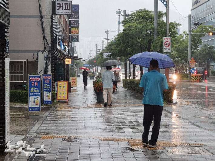 16일 오후 부산의 한 거리에 비가 내리고 있다. 박진홍 기자