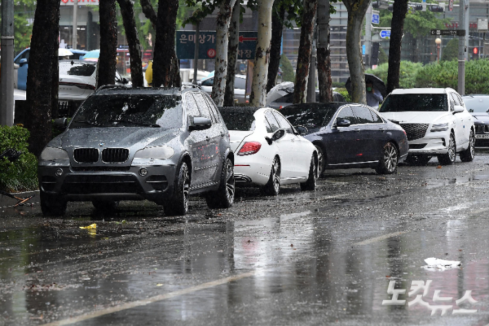 지난 9일 서울 대치역 인근 도로에 지난밤 폭우로 침수된 차량들이 세워져 있다. 박종민 기자