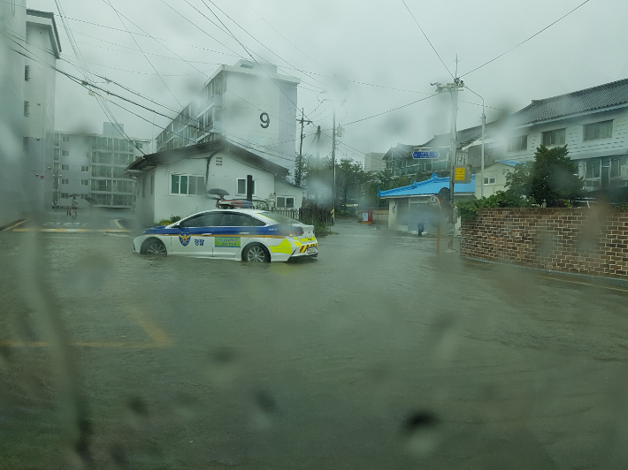 17일 강원 양양지역에 폭우가 내리면서 주택가가 침수된 모습. 양양군 제공