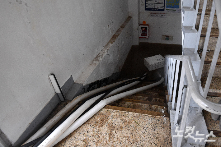 지난 9일 서울 서초구 한 아파트 상가 지하에 지난밤 들어찬 빗물에 대한 배수 작업이 이뤄지고 있다. 박종민 기자
