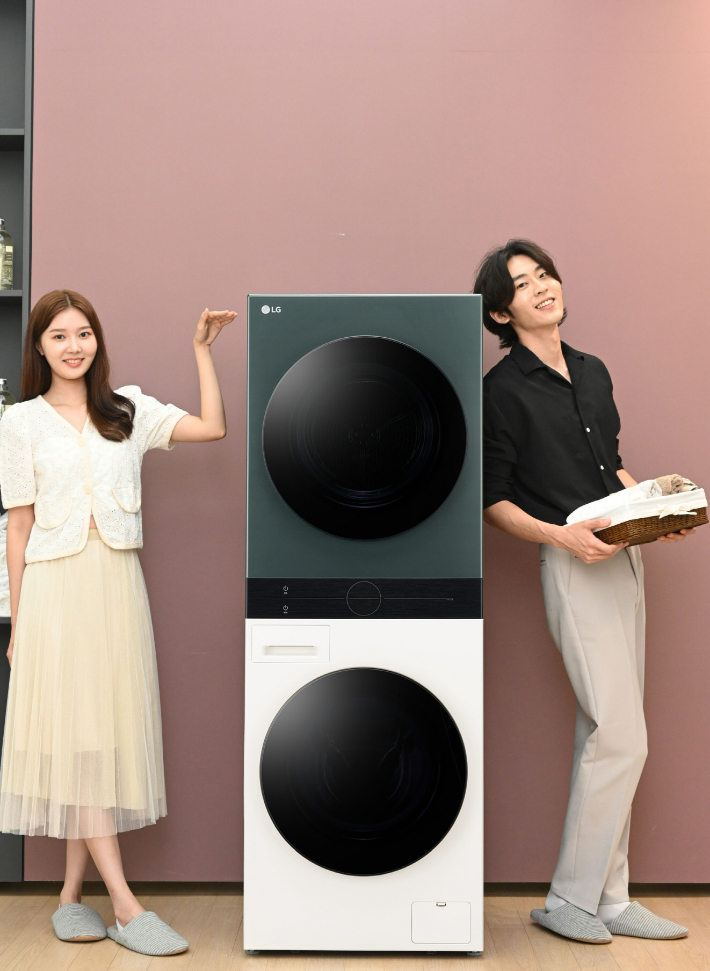 LG전자가 세탁량이 적은 가구나 세탁실이 좁은 가정에서도 원바디 세탁건조기를 고객이 편리하게 쓸 수 있도록 제품 크기를 줄인 '트롬 워시타워 컴팩트'를 이달 말 출시한다. LG전자 제공
