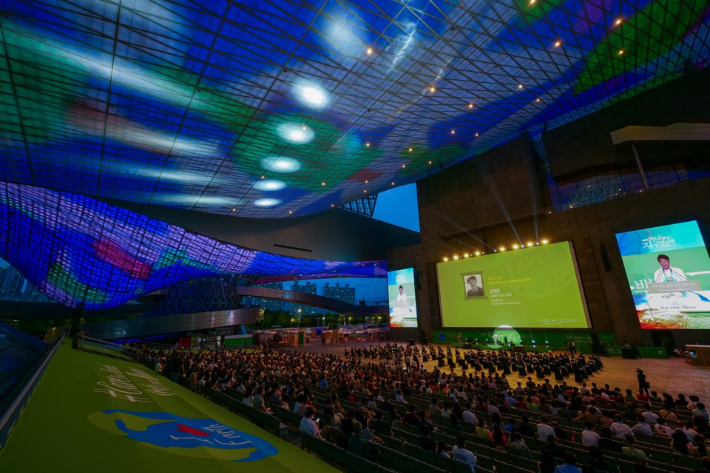 기후변화를 정면으로 다룬 세계 최초의 환경영화제인 '제1회 하나뿐인 지구영상제'에 관객 1만 4천여명이 몰리는 등 시민참여형 융복합 영화제로 발전할 가능성을 확인했다. 개막작이 상영된 영화의 전당 야외극장에는 관람객 2천여명이 운집해 '하나뿐인 지구영상제'의 잠재력을 보여줬다. (사)자연의 권리찾기 제공 