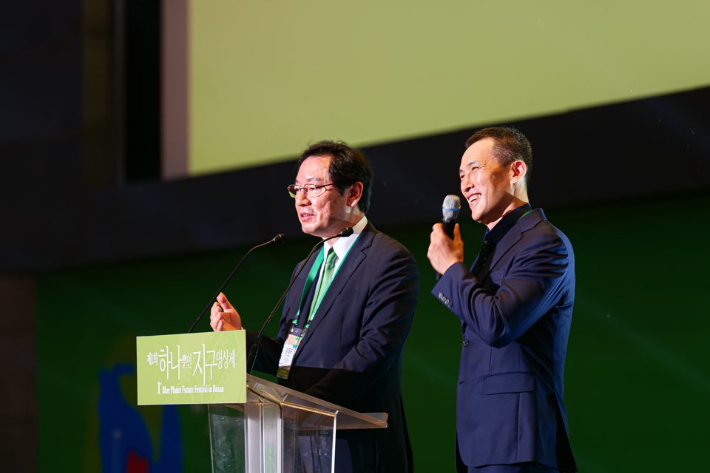 기후변화를 정면으로 다룬 세계 최초의 환경영화제인 '제1회 하나뿐인 지구영상제'에 관객 1만 4천여명이 몰리는 등 시민참여형 융복합 영화제로 발전할 가능성을 확인했다. 장제국 하나뿐인 지구영상제 조직위원장이 인사말을 하고 있다. (사)자연의 권리찾기 제공 