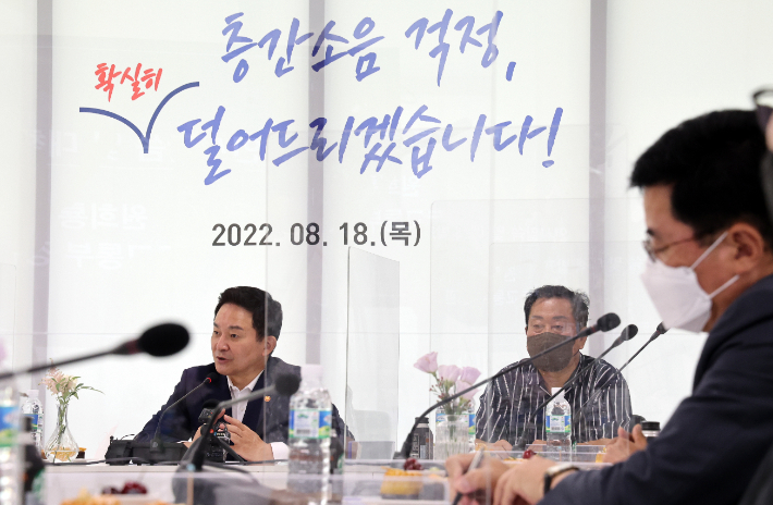 원희룡 국토부 장관이 18일 서울 중랑구 LH 주택에서 입주민들과 층간소음 간담회를 하고 있다. 연합뉴스