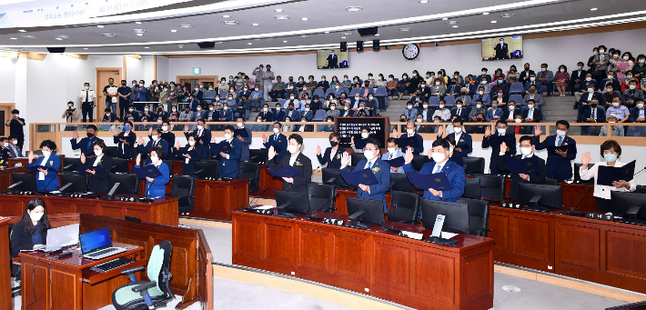 전남 여수시의회 의원들이 지방선거 직후 열린 첫 회의에서 선서를 하고 있다. 여수시의회 제공