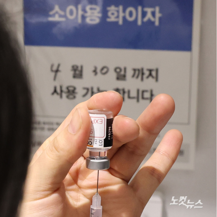 서울 한 소아청소년과에서 의료진이 소아·아동에 대한 코로나19 백신 접종을 준비하고 있다. 사진공동취재단
