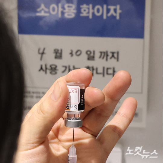 서울 한 소아청소년과에서 의료진이 소아·아동에 대한 코로나19 백신 접종을 준비하고 있다. 사진공동취재단