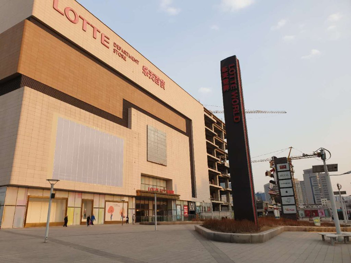 지난 22일 중국 랴오닝성 선양의 롯데백화점. 백화점 정문에 있던 광고판도 모두 철수된 상태다. 백화점 건물 뒤로 보이는 곳이 공사가 중단된 롯데월드 개발 현장이다. 연합뉴스