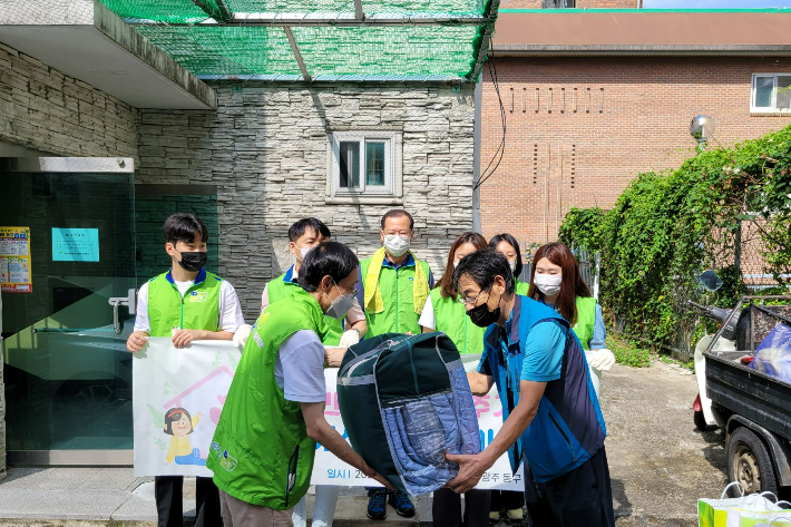 LH 광주전남지역본부는 18일 광주에서 반지하 세대 입주민을 위한 주택 변경 및 이사 지원 활동을 실시했다. LH 광주전남본부 제공