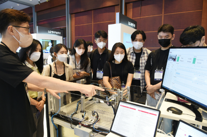 18일 서울 코엑스에서 열린 '2022 인공지능대학원 심포지엄' LG전자 부스 담당자가 스마트 팩토리를 위한 AI 솔루션 기술을 시연하고 있다. LG 제공