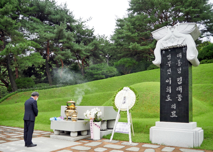 김동연 경기지사는 18일 자신의 페이스북에 올린 글에서 고 김대중 대통령의 실용외교를 높이 평가하며 윤석열 정부의 외교정책을 우왕좌왕 외교라고 비판했다. 김동연 지사 페이스북 캡처