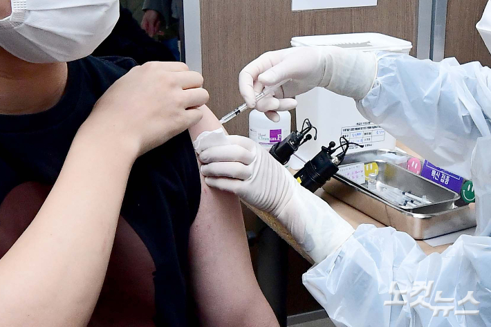 한 학생이 코로나19 백신접종을 하고 있다. 사진공동취재단