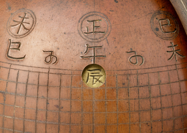 시보창(時報窓)과 시보창에 표시된 12지의 시간 표시(시패(時牌)). 문화재청 제공 