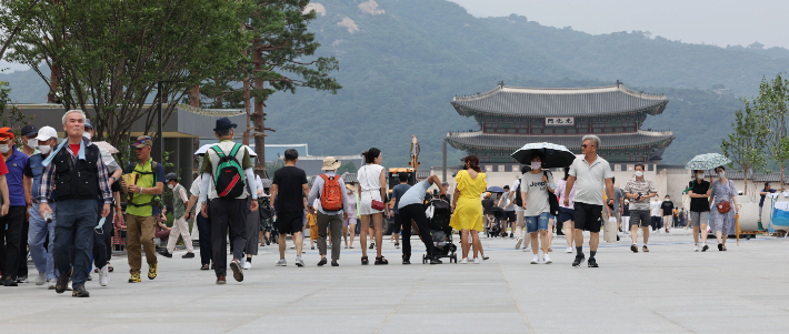 7일 오후 1년 9개월 만에 재개장한 광화문광장을 찾은 시민들이 즐거운 시간을 보내고 있다. 연합뉴스