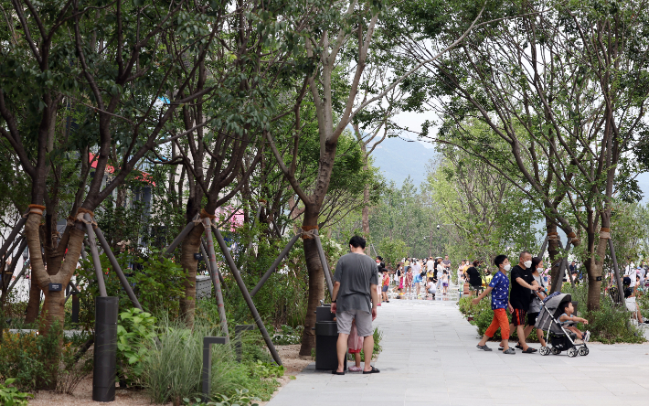7일 오후 1년 9개월 만에 재개장한 광화문광장을 찾은 시민들이 즐거운 시간을 보내고 있다. 연합뉴스