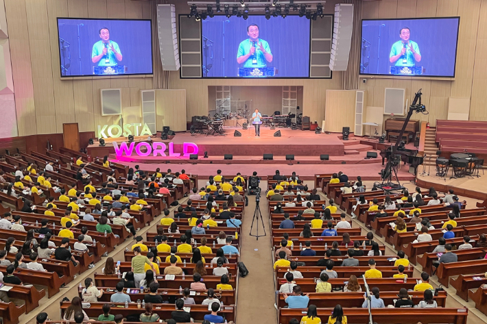 지난 16일, 수영로교회에서 진행된 2022 KOSTA World in Busan&Metaverse에서 이재훈 목사(KOSTA 국제이사장, 온누리교회)가 강의를 진행하고 있다.