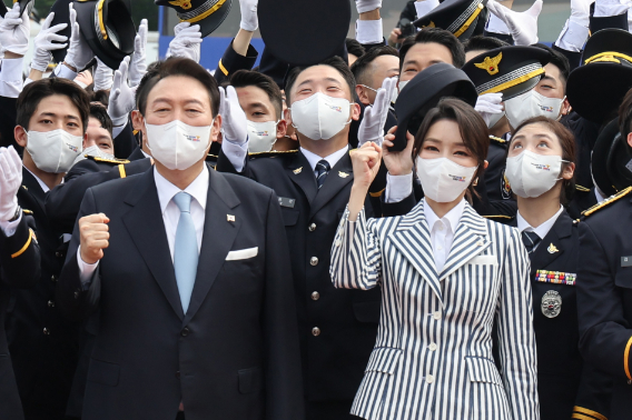 윤석열 대통령과 김건희 여사가 19일 충북 충주시 중앙경찰학교에서 열린 310기 졸업식에서 졸업생들과 기념촬영을 하고 있다. 연합뉴스