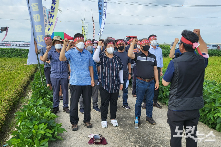김제시농업인단체연합회가 19일 오전 김제시 봉남면 용신리에서 결의 대회를 열고 쌀값 하락에 대한 정부의 대응을 규탄했다. 김대한 수습기자