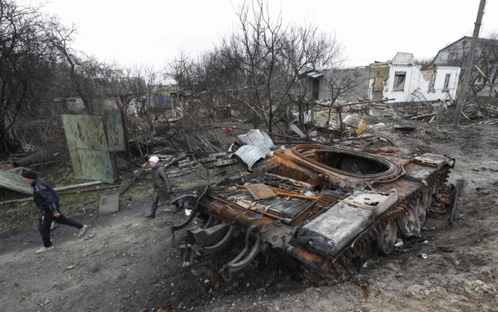 지난 4월 말 키이우주 잘리차의 길가에 방치된 러시아 탱크. 연합뉴스