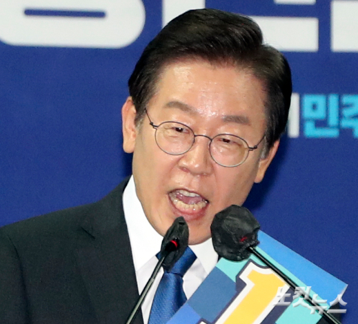 이재명 더불어민주당 당대표 후보가 7일 인천 남동체육관에서 열린 민주당 당대표 및 최고위원 후보자 인천 지역 합동연설회에서 정견 발표를 하고 있다. 인천=국회사진취재단