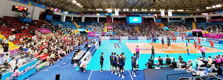 우리카드와 한국전력의 남자부 개막전. 비어 있는 좌석을 볼 수 있다. 노컷뉴스