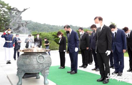 현충원 참배하는 국민의힘 주호영 비대위원장과 권성동 원내대표