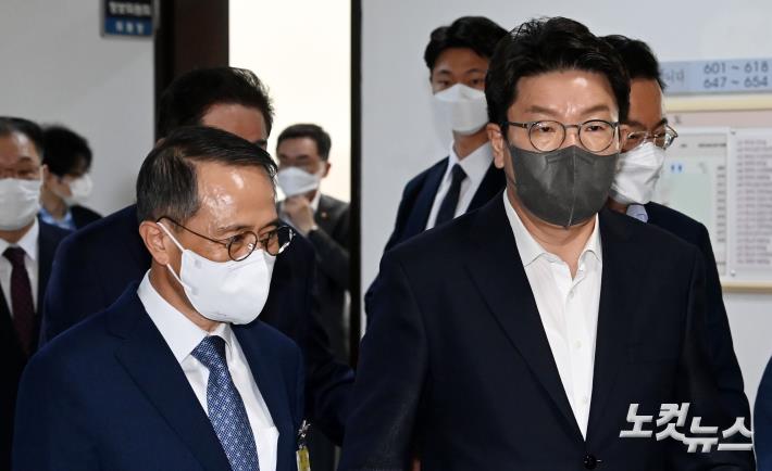 정보위 전체회의장으로 향하는 김규현 국정원장-권성동 원내대표
