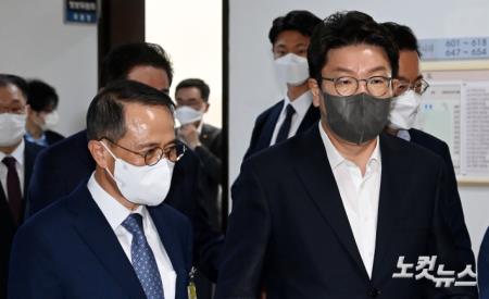 정보위 전체회의장으로 향하는 김규현 국정원장-권성동 원내대표