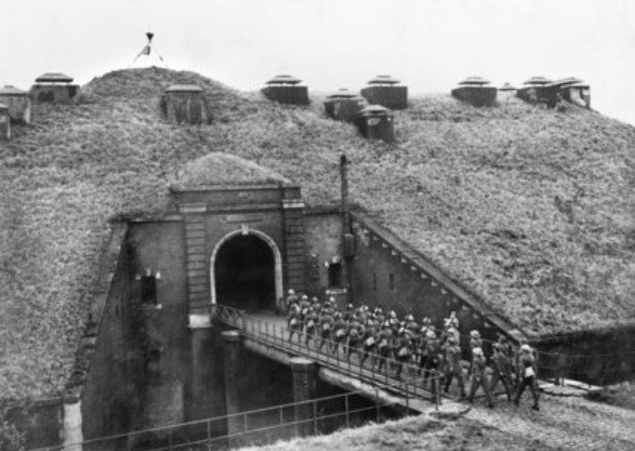 1939년 11월 3일 마지노선의 셍하인 요새로 도개교를 건너 행군하는 51 하이랜드 사단의 부대. IWM 캡처