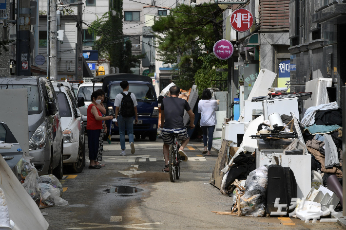 지난 10일 침수 피해를 입은 서울 관악구 신사동 주택가에 침수된 물에 젖은 집기류가 놓여 있다. 박종민 기자