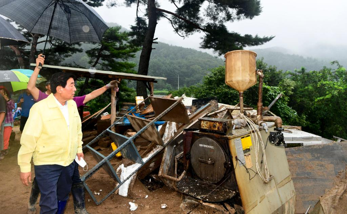 김명기 횡성군수가 지난 11일 집중호우로 피해를 입은 횡성군 서원면 주택 단지를 찾아 피해 상황을 점검하고 있다. 횡성군 제공 