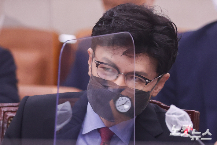 한동훈 법무부 장관이 22일 서울 여의도 국회에서 열린 법제사법위원회 전체회의에서 대화를 나누고 있다. 윤창원 기자