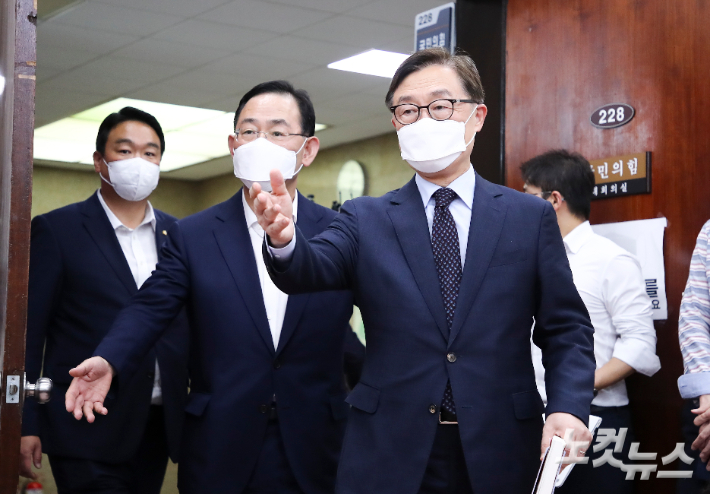 국민의힘 주호영 비상대책위원장과 최재형 혁신위원장이 22일 서울 여의도 국회에서 열린 혁신위원회의 전체회의에 참석하고 있다. 윤창원 기자